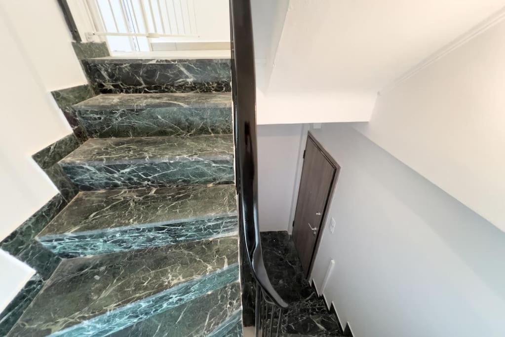 Spacious Penthouse Near Downtown Атина Екстериор снимка