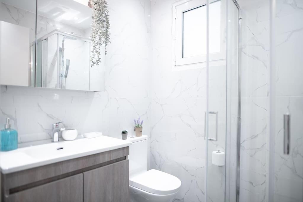 Spacious Penthouse Near Downtown Атина Екстериор снимка