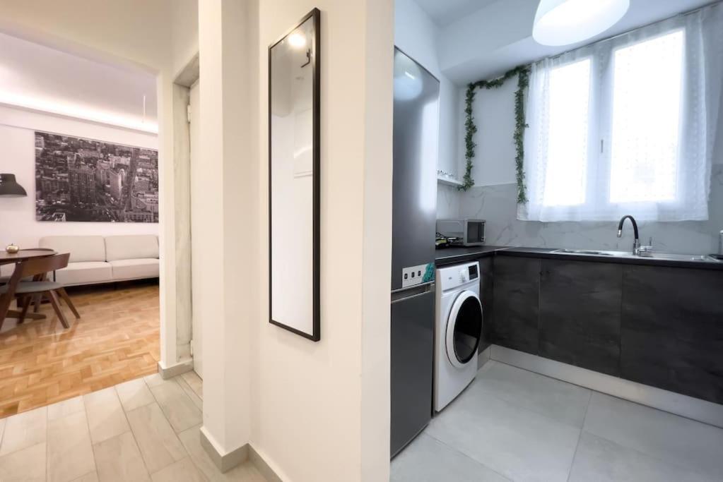 Spacious Penthouse Near Downtown Атина Екстериор снимка