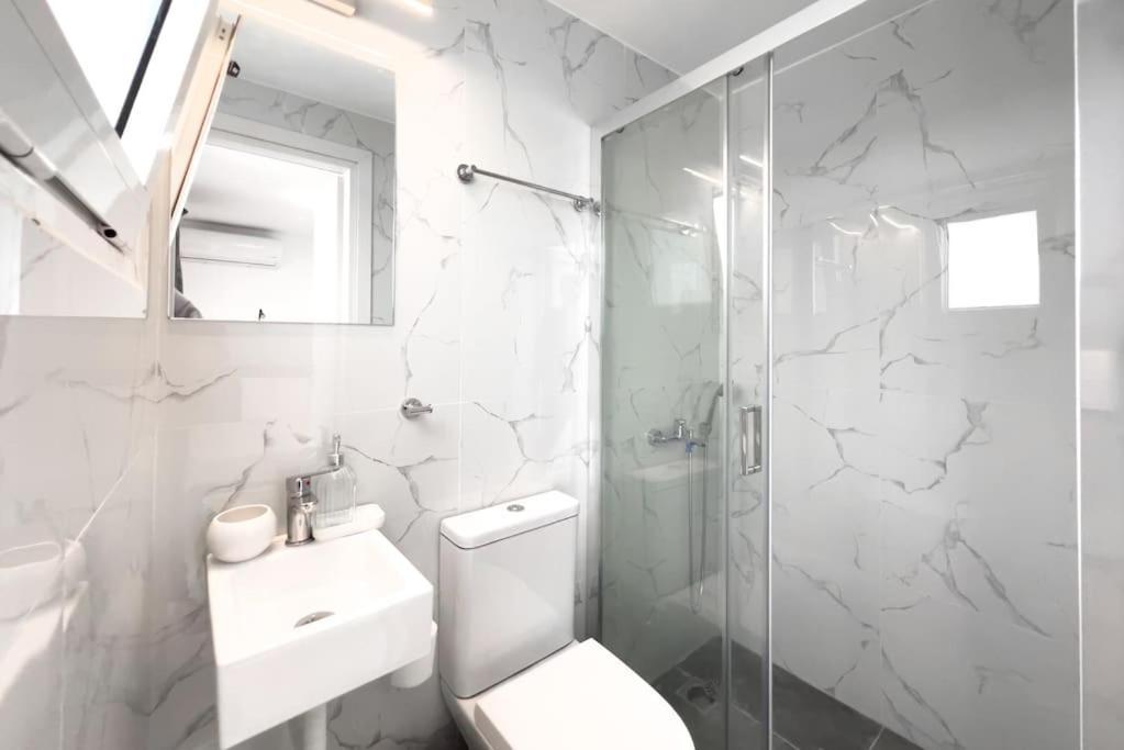 Spacious Penthouse Near Downtown Атина Екстериор снимка