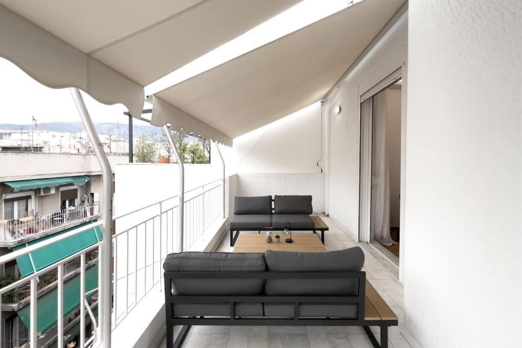 Spacious Penthouse Near Downtown Атина Екстериор снимка