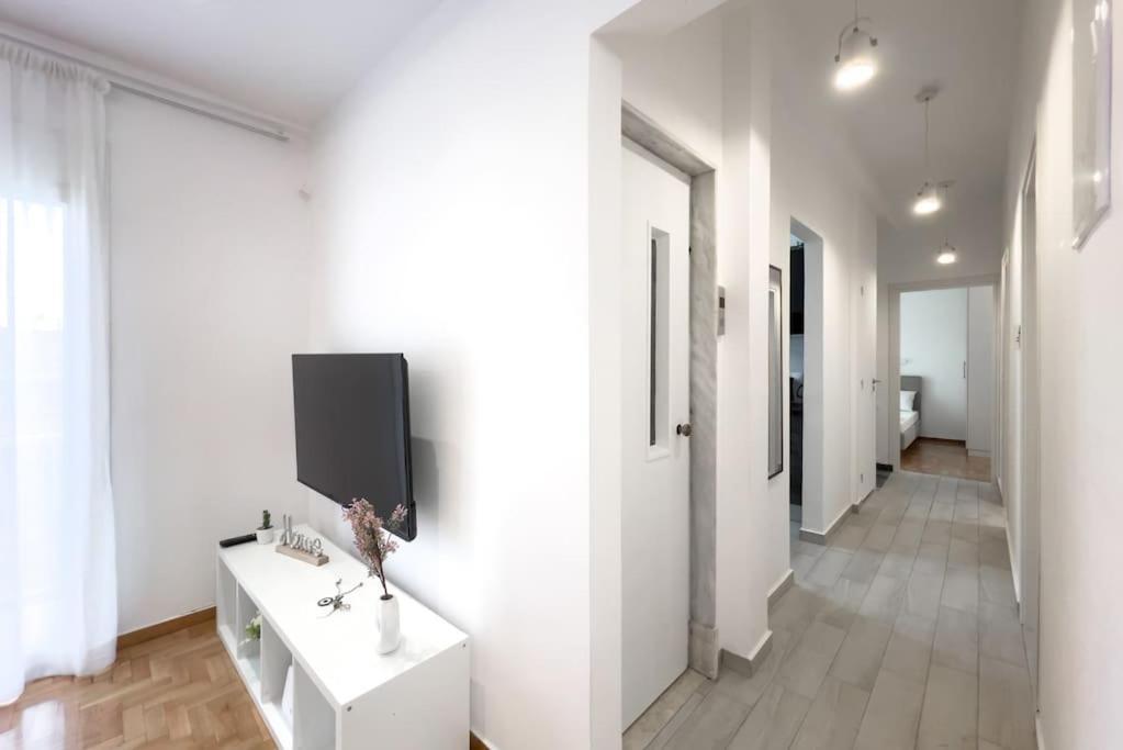 Spacious Penthouse Near Downtown Атина Екстериор снимка