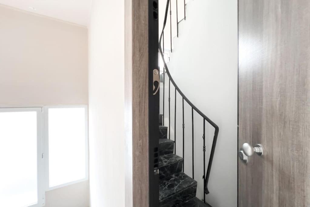 Spacious Penthouse Near Downtown Атина Екстериор снимка